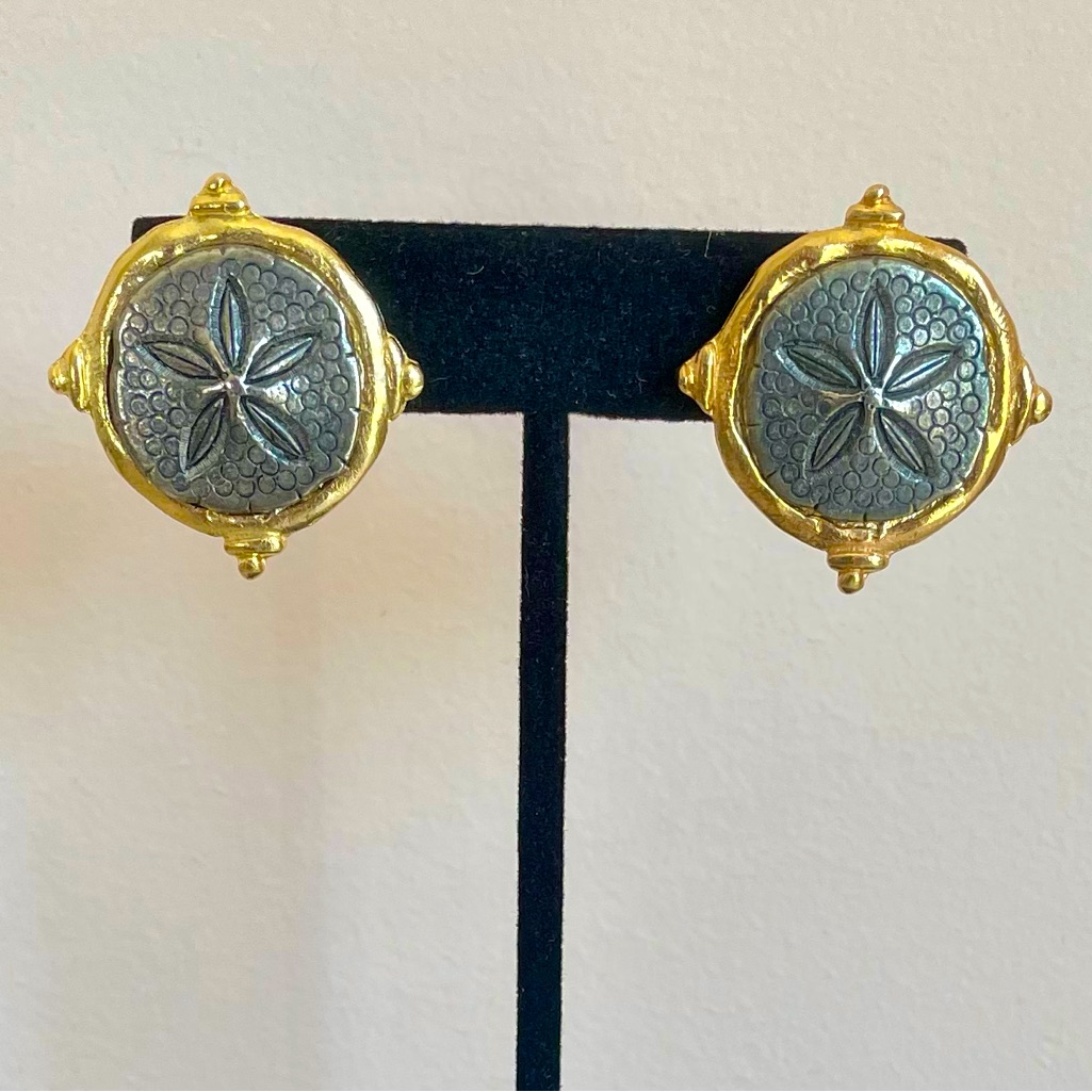 Vintage Susan Shaw Mixed Metal Sand Dollar Intaglio Stud Earrings New Old Stock 68$